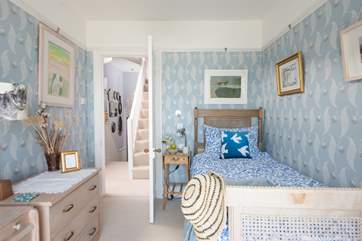 The single bedroom is oh so pretty.