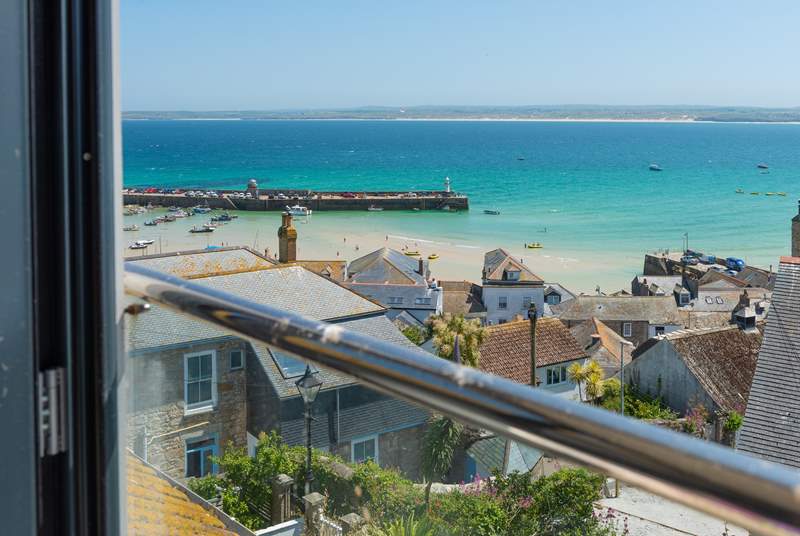 Welcome to 4 Bowling Green, perfectly situated in St Ives and with stunning views from the second floor sitting-room. 