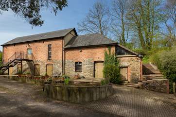 Westlake Barn is a spacious and high quality barn conversion at this friendly farmstead. There is a very private enclosed garden at the back.