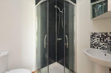 Both bedrooms have their own mirror image en suite shower-rooms.