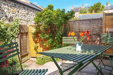 Enjoy eating al fresco on the terrace.