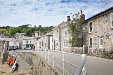 Pender Cottage is set on the harbour front in Mousehole.