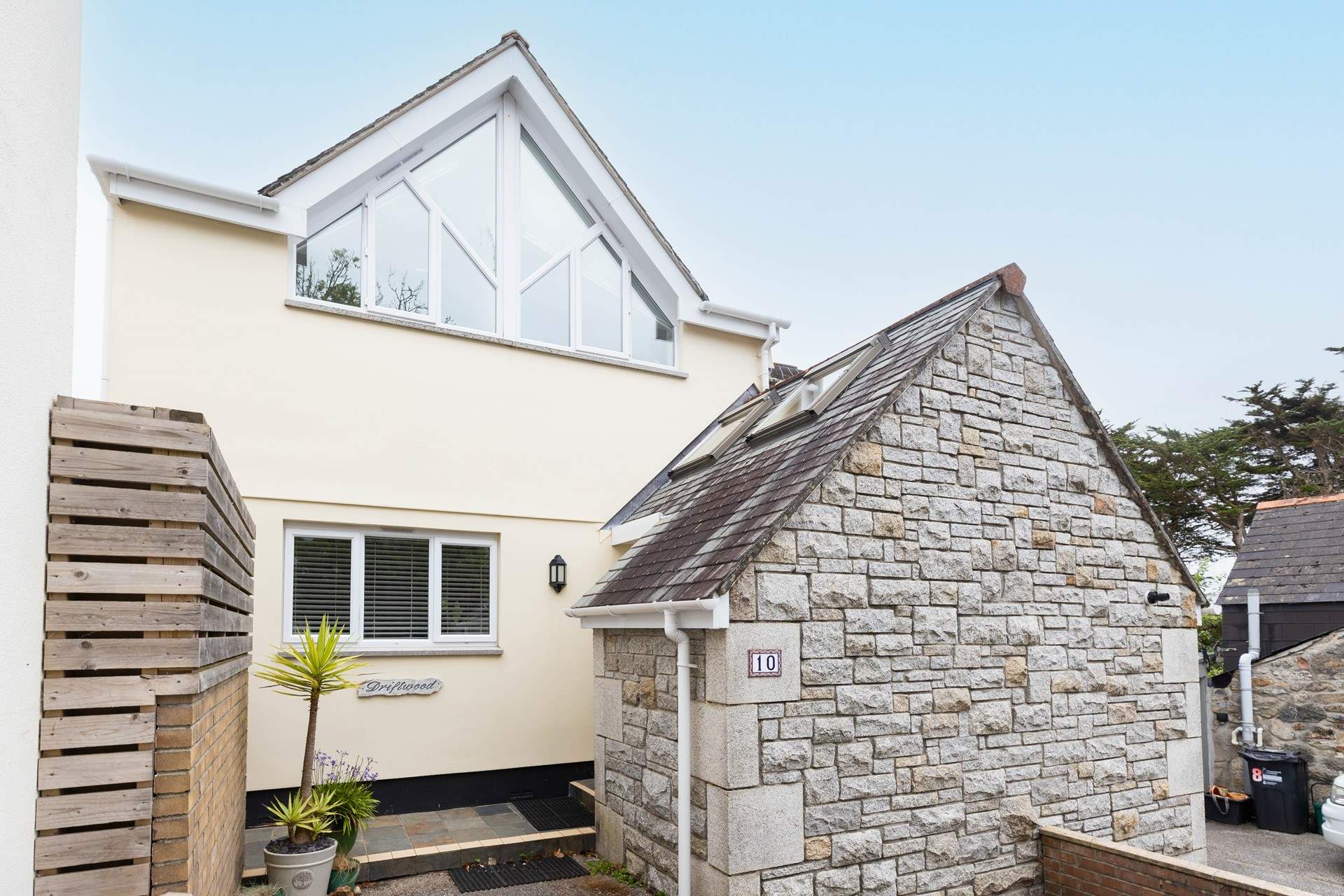 Driftwood is an attractive semi-detached cottage with a private decked back garden.