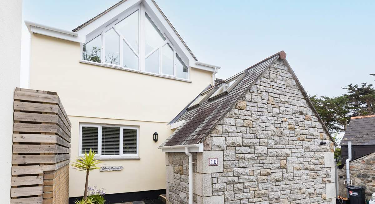 Driftwood is an attractive semi-detached cottage with a private decked back garden.