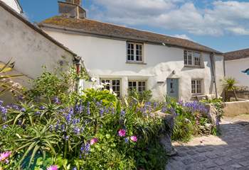 This beautiful cottage is perfectly situated right in the very heart of Marazion.