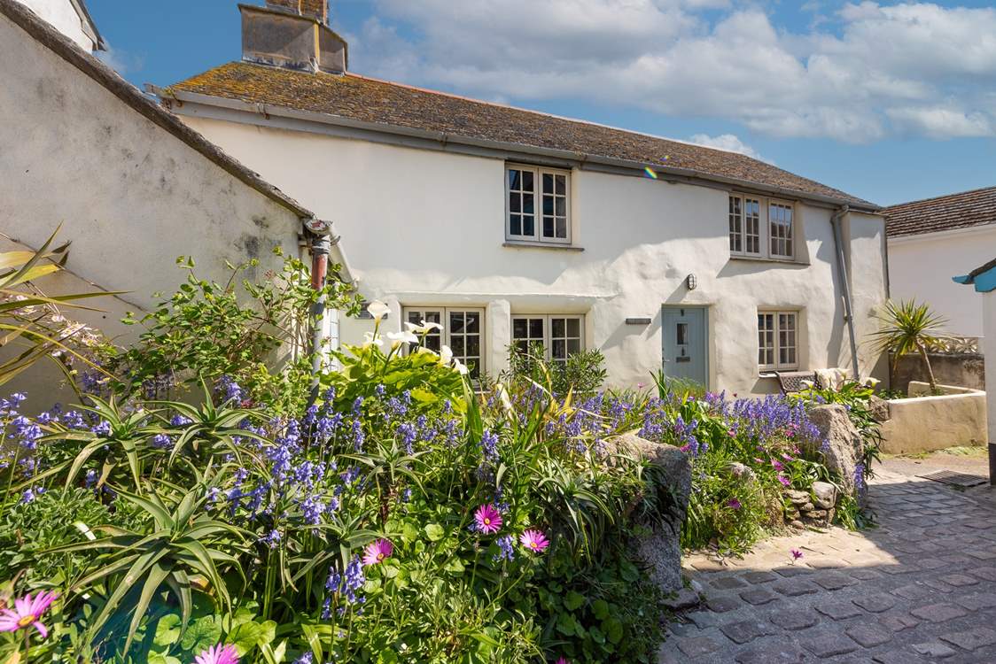 This beautiful cottage is perfectly situated right in the very heart of Marazion.