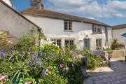This beautiful cottage is perfectly situated right in the very heart of Marazion.