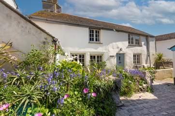 This beautiful cottage is perfectly situated right in the very heart of Marazion.