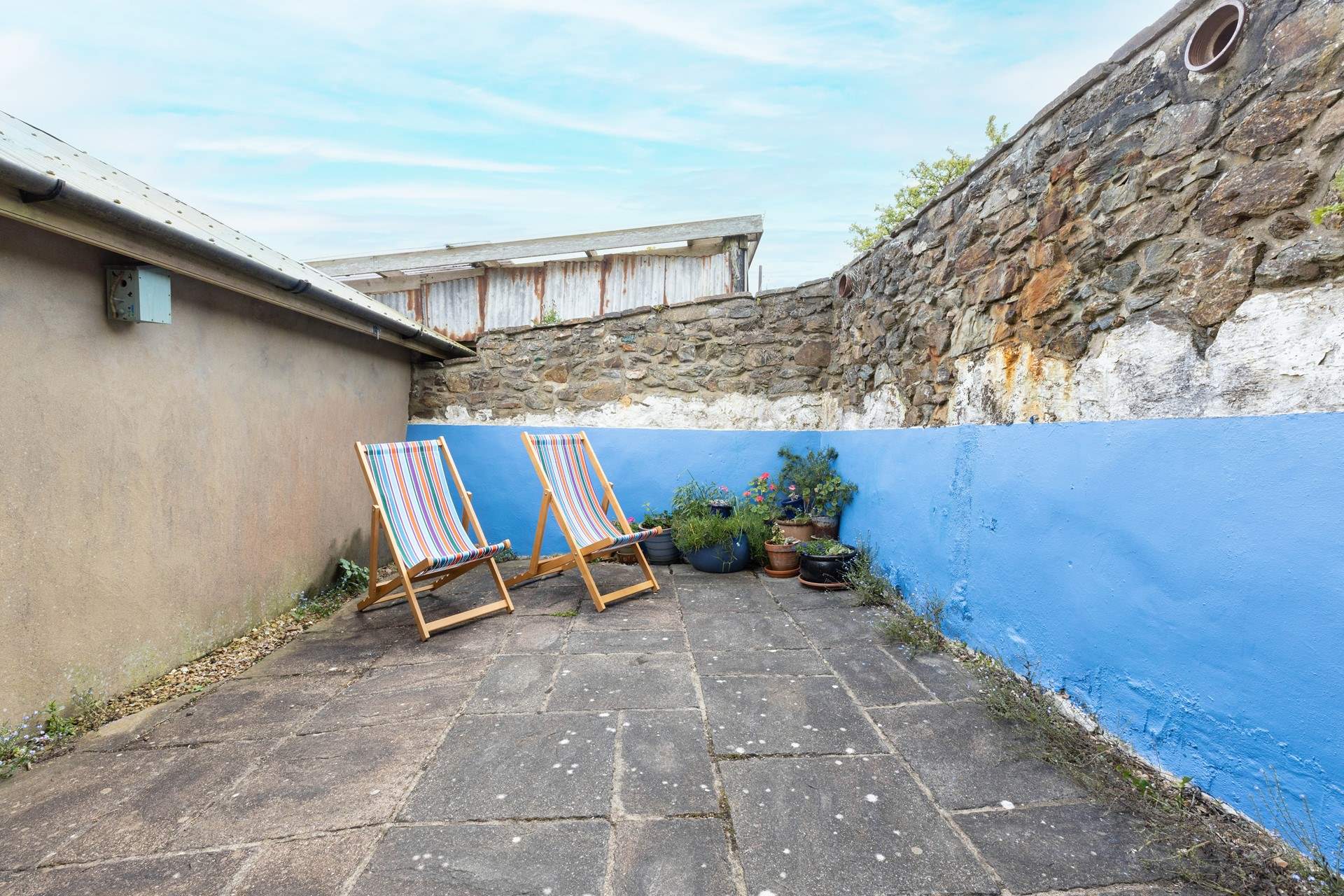 Relax with a refreshing gin and tonic in the deckchairs. 