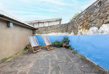 Relax with a refreshing gin and tonic in the deckchairs. 