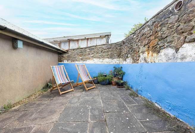 Relax with a refreshing gin and tonic in the deckchairs. 