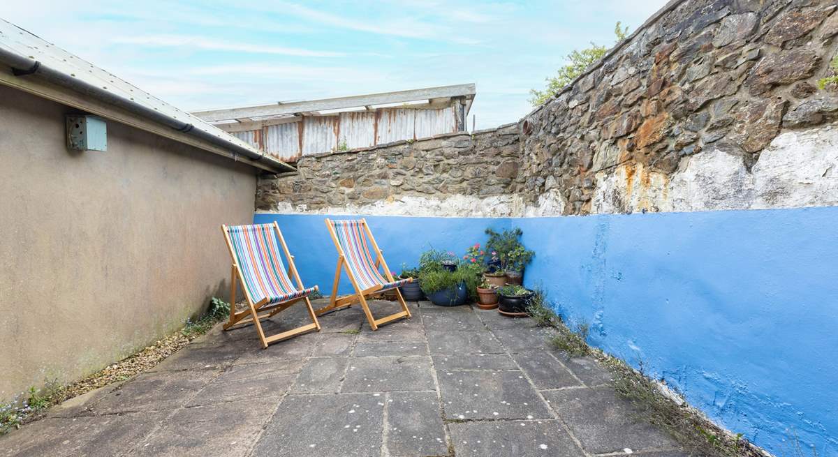 Relax with a refreshing gin and tonic in the deckchairs. 