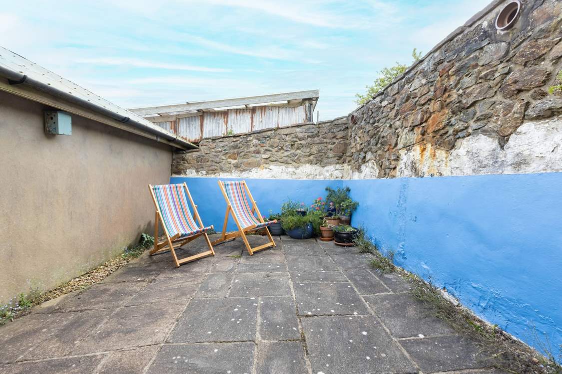 Relax with a refreshing gin and tonic in the deckchairs.