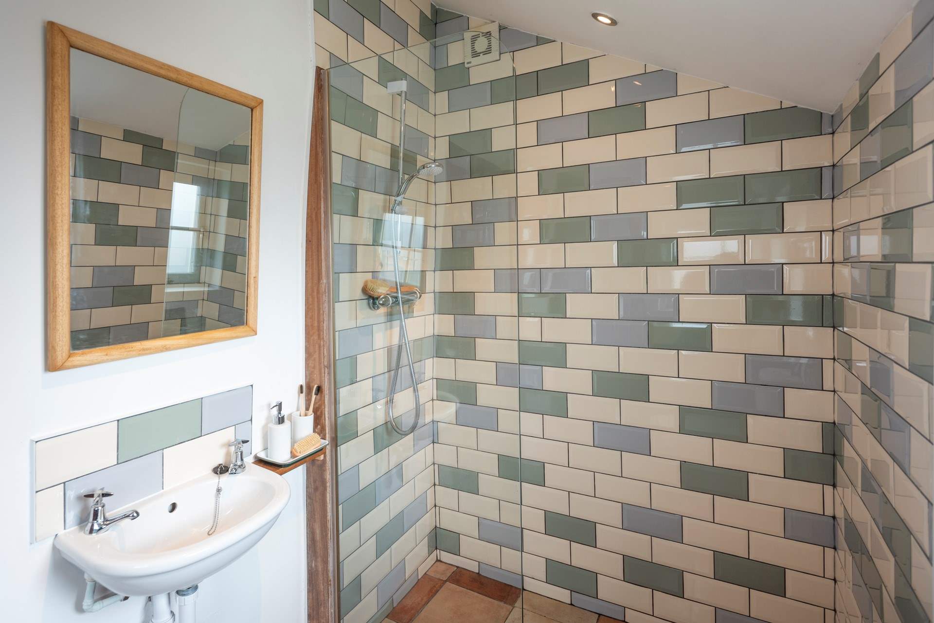 The en-suite shower room has under floor heating. 