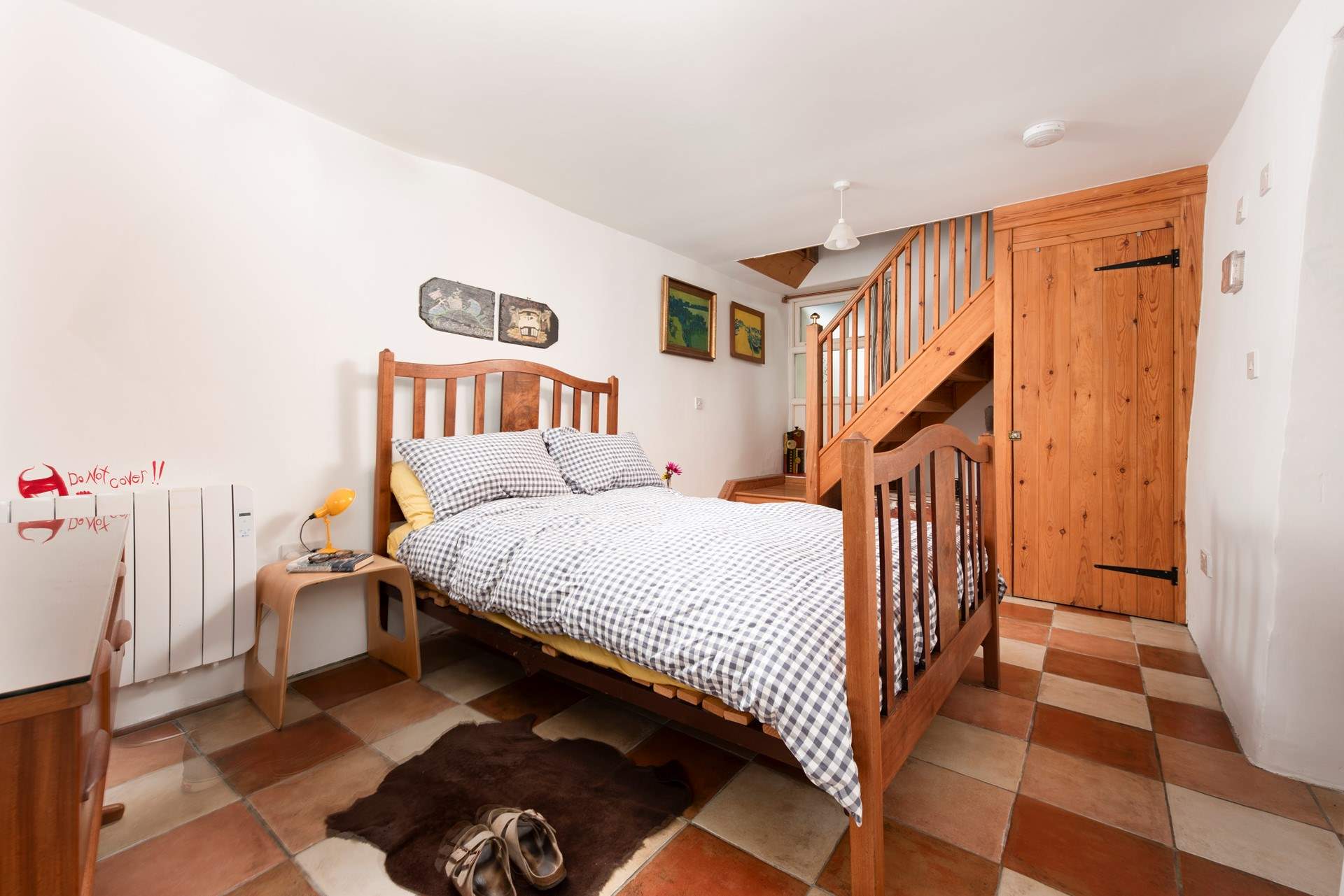 The ground floor bedroom boasts under-floor heating and an en suite shower-room.