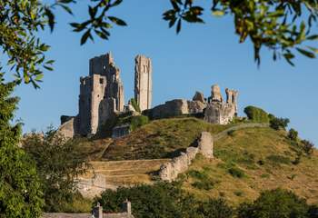 A short walk away is the ancient ruins of Corfe Castle. 