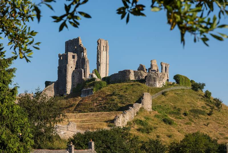 A short walk away is the ancient ruins of Corfe Castle. 