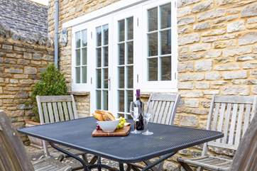 Al fresco dining in the sunshine.