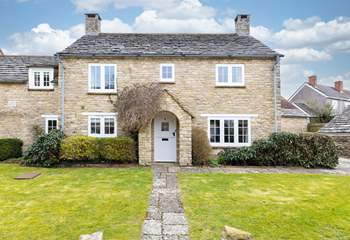 2 Penny's Cottages is a beautiful double-fronted stone cottage built in a traditional style.