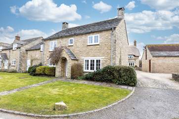 To reach the private parking, you have to drive around the side and rear of 2 Penny's Cottages.