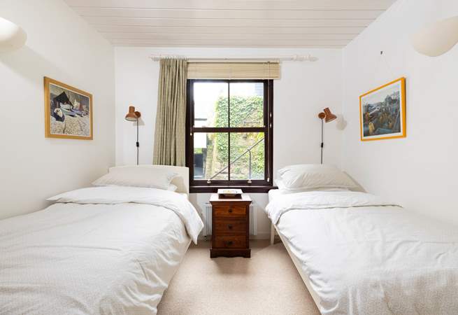 The cosy twin bedroom is tucked away for peace and quiet. 