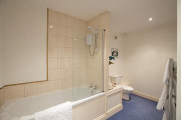 Another view to give you an idea of the size of the bathroom.