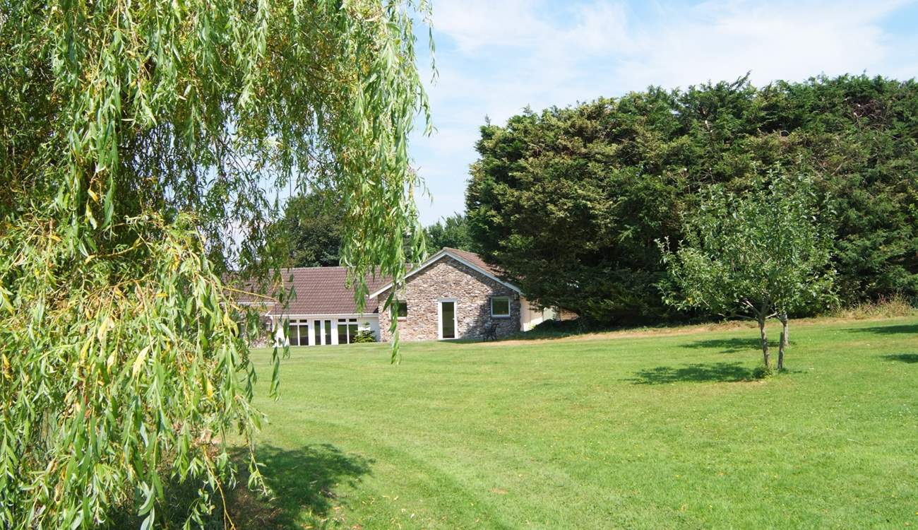 Mount Pleasant Lodge has the most amazing gardens for guests to enjoy, stretching out right in front of it.