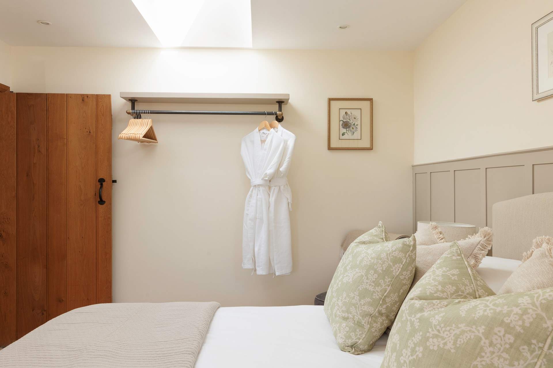 The stylish rail gives lots of space for hanging clothes.