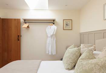 The stylish rail gives lots of space for hanging clothes.