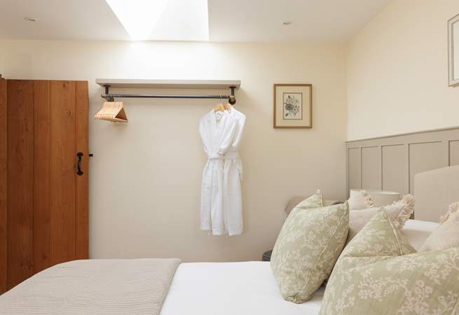 The stylish rail gives lots of space for hanging clothes.