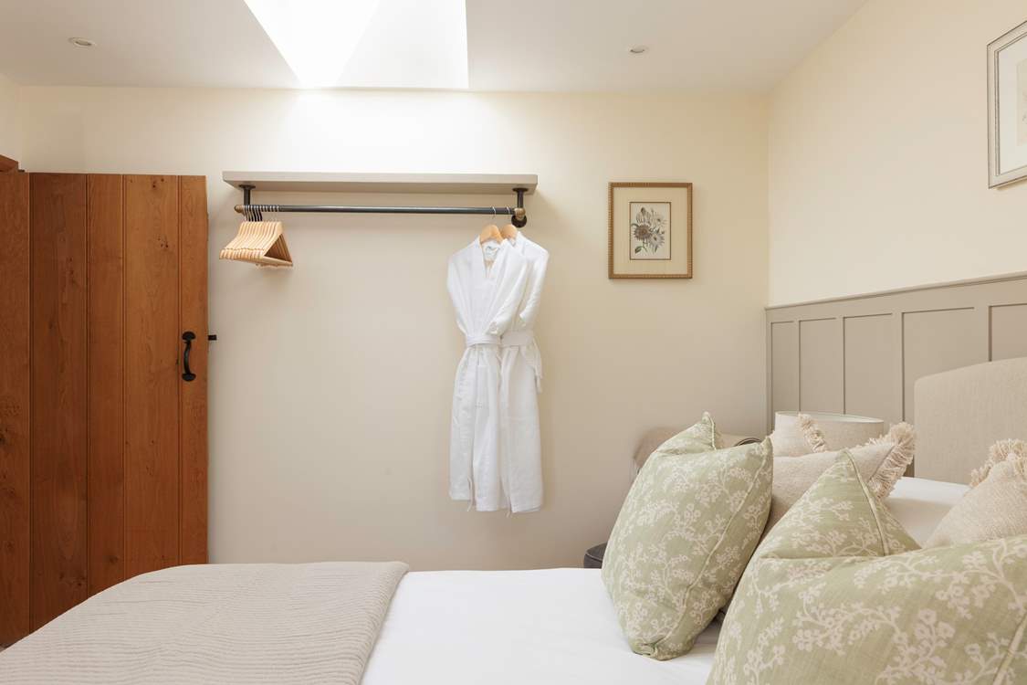 The stylish rail gives lots of space for hanging clothes.