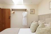 The stylish rail gives lots of space for hanging clothes.