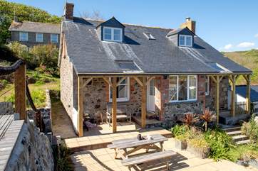 Coth Lytherva enjoys lovely sea views from almost every room. There is a separate apartment below the house at the rear and their access is a path in the back garden.