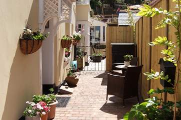 A little seating-area outside the front door.