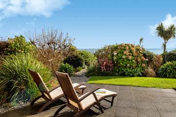 What a gorgeous place to relax,it is a ground floor apartment right on Falmouth seafront with views across the bay.
