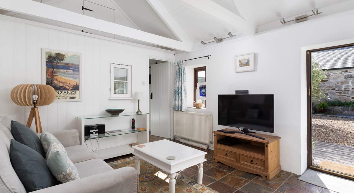 This lovely barn conversion is light and bright and offers a warm welcome.