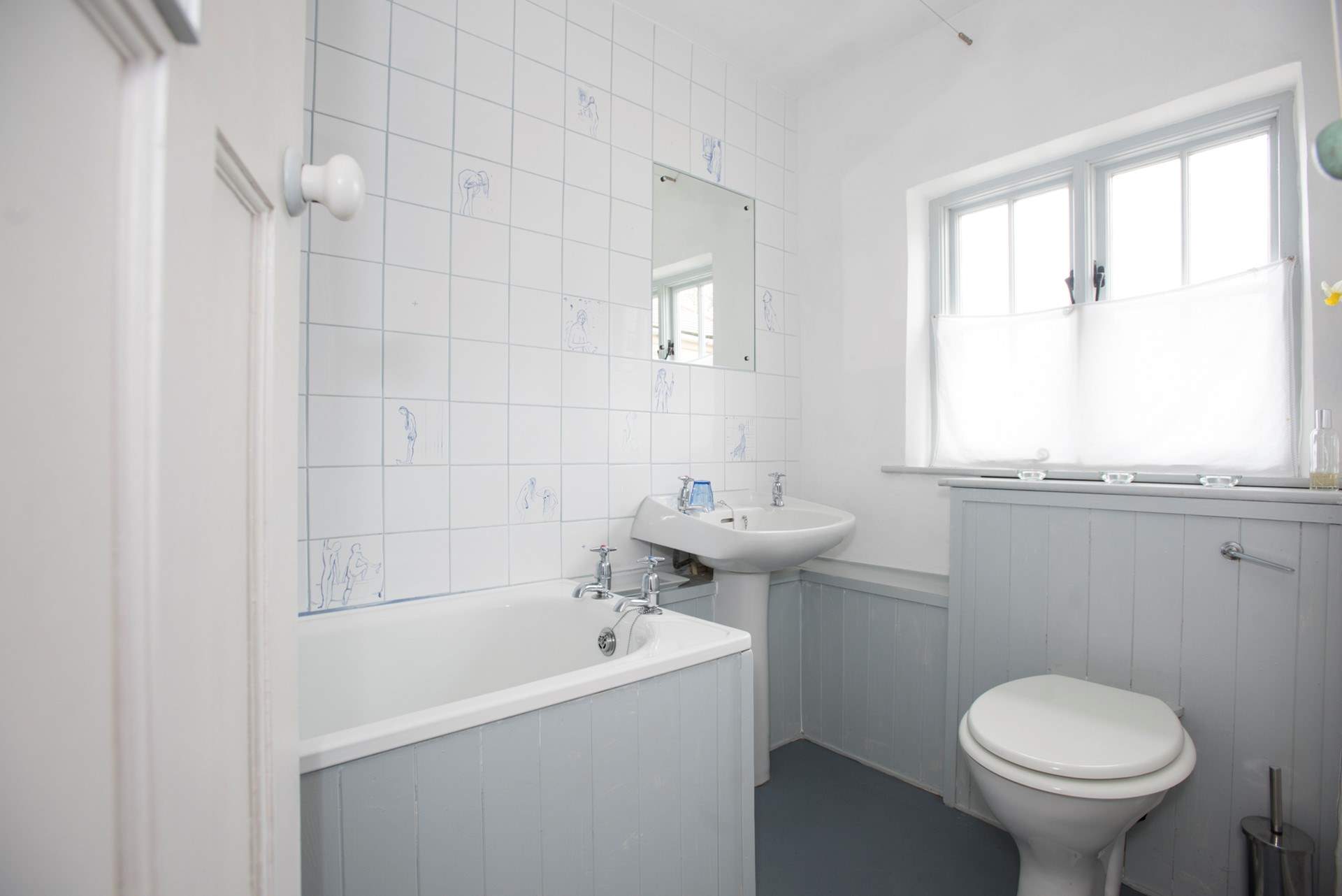 The very charming bathroom, with bath and fitted shower.