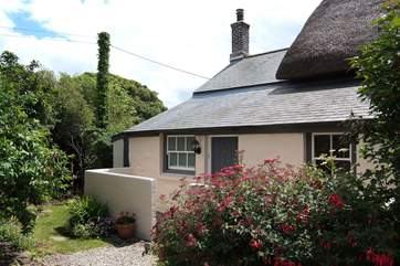 A path leads round each side of the cottage to the back garden (please take care on the steps).