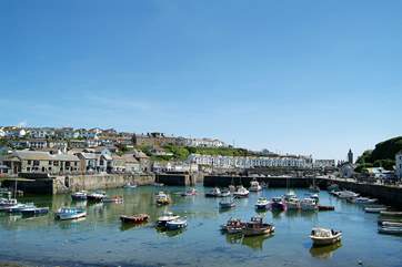 Porthleven, with its picturesque harbour and quayside shops, pubs and restaurants, is only a short drive away.