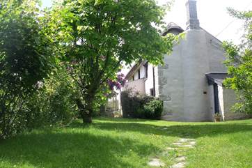 Higher Prospidnick Cottage is a pretty Grade II Listed thatched cottage.
