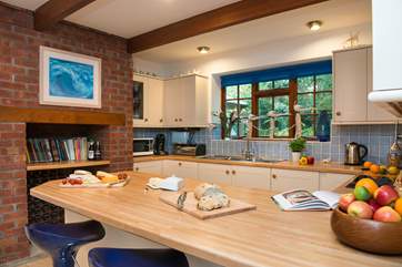 The kitchen is so well-equipped.