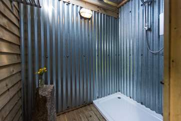 The double shower with hot water -plenty of space to wash the children after a day on the beach!