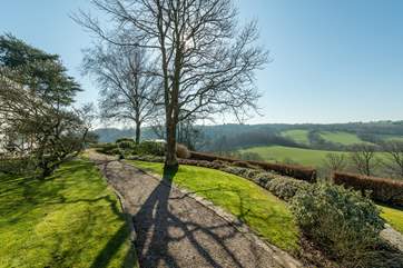 The pathway from your parking-area to the cottage, gives you the perfect taste of this special setting.