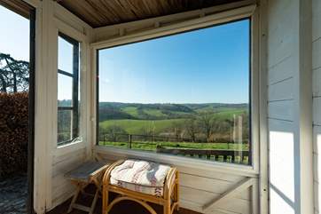 Sitting in the summer-house and watching the deer grazing in early morning/evening, has to be a high point of a stay here.