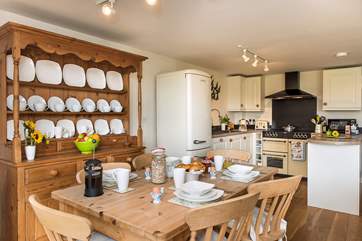 Looking back to the kitchen-area.
