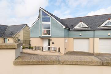 Coastal Retreat is a fabulous contemporary home, spread over four floors and with easy access to the coast path and a mere 5 minute stroll from Swanpool Beach.