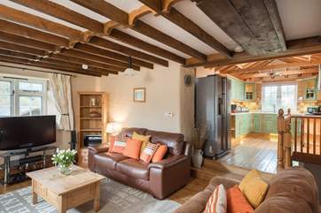 Two steps from the sitting/dining-area take you up to the well-equipped kitchen with American-style fridge/freezer.