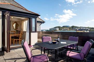 Bi-fold doors open onto the roof terrace with fabulous views.