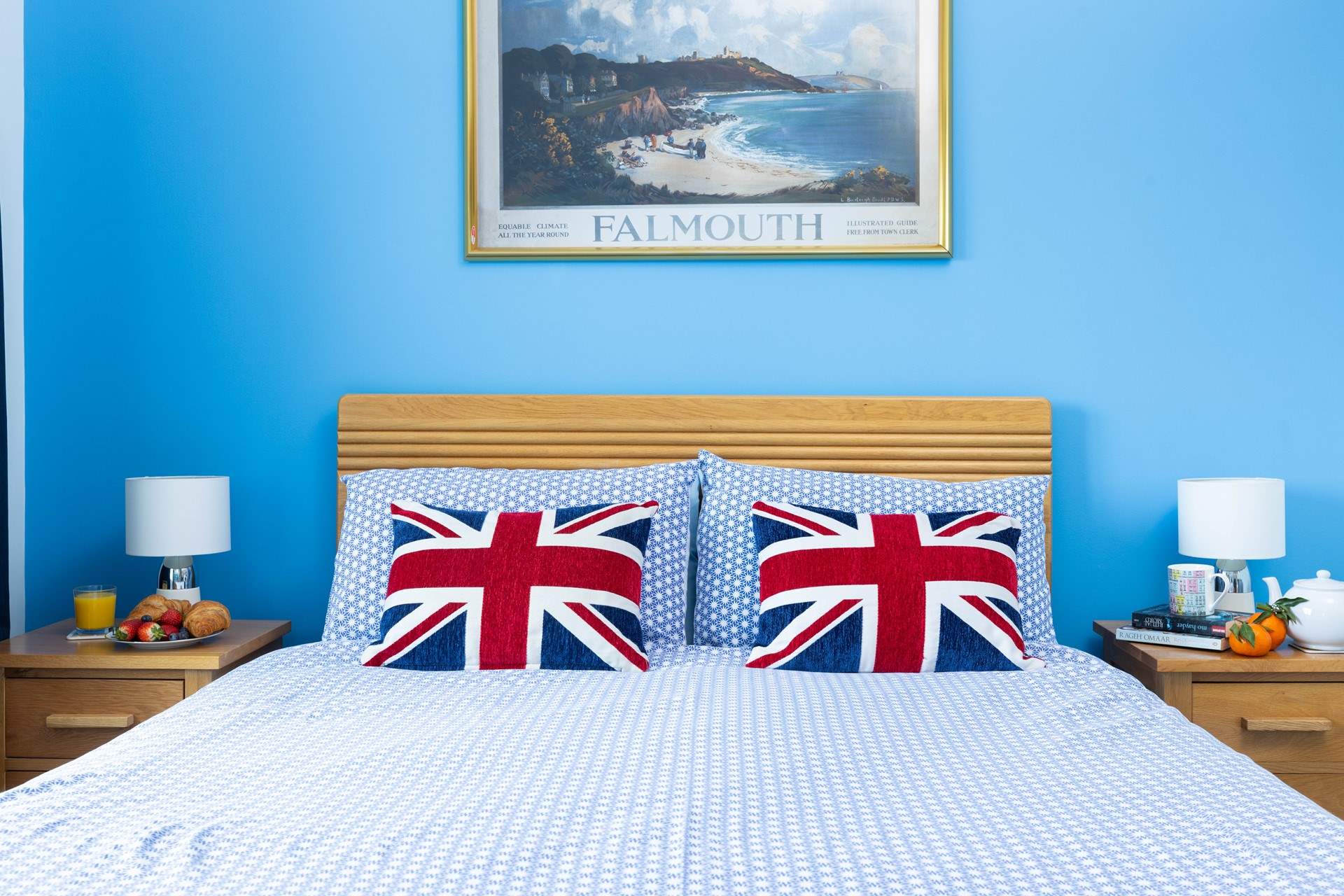 Calming blue tones in the bedroom for a good nights sleep. 