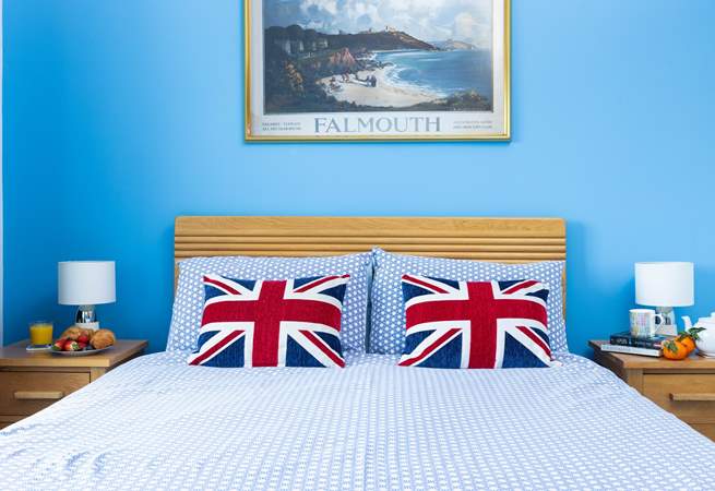 Calming blue tones in the bedroom for a good nights sleep. 